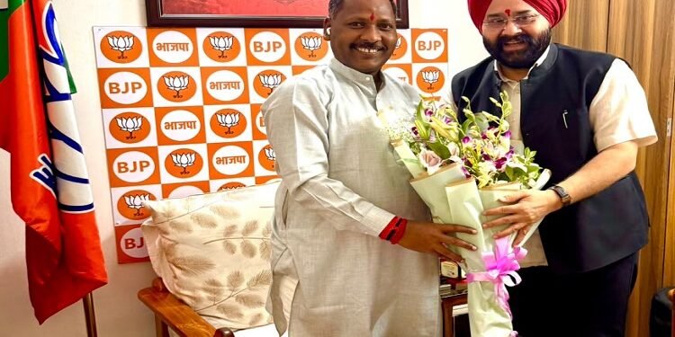 Jamshedpur kale meets saudan singh in ranchi : रांची में सौदान सिंह एवं पवन साईं से अमरप्रीत सिंह काले ने की शिष्टाचार मुलाकात, दोनों के यशस्वी कार्यकाल के लिए दी शुभकामनाएं