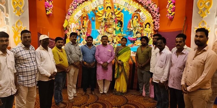 Jamshedpur rural dr goshwami visits many pandals : डॉ दिनेशानंद गोस्वामी ने चाकुलिया प्रखंड के विभिन्न पूजा पंडालों में जाकर किये मां दुर्गा के दर्शन,  मां दुर्गा से क्षेत्र के लोगों की खुशहाली के लिए की प्रार्थना