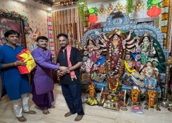 Jamshedpur bjp leader felicitated : सीतारामडेरा में भगवती की आराधना में शामिल हुए भाजपा नेता देवाशीष झा, कमेटी ने पुष्पगुच्छ व अंगवस्त्र देकर किया सम्मानित Jamshedpur bjp leader felicitated : सीतारामडेरा में भगवती की आराधना में शामिल हुए भाजपा नेता देवाशीष झा, कमेटी ने पुष्पगुच्छ व अंगवस्त्र देकर किया सम्मानित