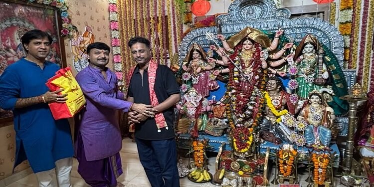 Jamshedpur bjp leader felicitated : सीतारामडेरा में भगवती की आराधना में शामिल हुए भाजपा नेता देवाशीष झा, कमेटी ने पुष्पगुच्छ व अंगवस्त्र देकर किया सम्मानित Jamshedpur bjp leader felicitated : सीतारामडेरा में भगवती की आराधना में शामिल हुए भाजपा नेता देवाशीष झा, कमेटी ने पुष्पगुच्छ व अंगवस्त्र देकर किया सम्मानित
