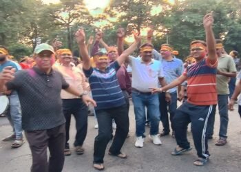 Jamshedpur rural narwa visharjan julus : नरवा पहाड़ यूसिल कॉलोनी में मां दुर्गा को दी गई भावभीनी विदाई, खान प्रबंधक मनोज कुमार की टीम ने निकाला विरर्जन जुलूस, भारी संख्या में महिला-पुरुषों ने विसर्जन जुलूस में भाग किया