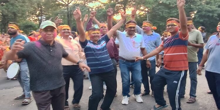 Jamshedpur rural narwa visharjan julus : नरवा पहाड़ यूसिल कॉलोनी में मां दुर्गा को दी गई भावभीनी विदाई, खान प्रबंधक मनोज कुमार की टीम ने निकाला विरर्जन जुलूस, भारी संख्या में महिला-पुरुषों ने विसर्जन जुलूस में भाग किया Jamshedpur rural narwa visharjan julus : नरवा पहाड़ यूसिल कॉलोनी में मां दुर्गा को दी गई भावभीनी विदाई, खान प्रबंधक मनोज कुमार की टीम ने निकाला विरर्जन जुलूस, भारी संख्या में महिला-पुरुषों ने विसर्जन जुलूस में भाग किया