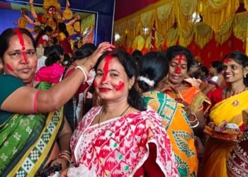 Jamshedpur ruiral galudih pratima visarjan : गालूडीह में सिंदूर खेला के बाद मां दुर्गा की प्रतिमाओं का हुआ विसर्जन, गाजे-बाजे के साथ निकला विसर्जन जुलूस, सुरक्षा व्यवस्था में मुस्तैद रही पुलिस Jamshedpur ruiral galudih pratima visarjan : गालूडीह में सिंदूर खेला के बाद मां दुर्गा की प्रतिमाओं का हुआ विसर्जन, गाजे-बाजे के साथ निकला विसर्जन जुलूस, सुरक्षा व्यवस्था में मुस्तैद रही पुलिस