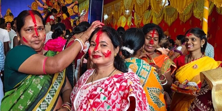 Jamshedpur ruiral galudih pratima visarjan : गालूडीह में सिंदूर खेला के बाद मां दुर्गा की प्रतिमाओं का हुआ विसर्जन, गाजे-बाजे के साथ निकला विसर्जन जुलूस, सुरक्षा व्यवस्था में मुस्तैद रही पुलिस Jamshedpur ruiral galudih pratima visarjan : गालूडीह में सिंदूर खेला के बाद मां दुर्गा की प्रतिमाओं का हुआ विसर्जन, गाजे-बाजे के साथ निकला विसर्जन जुलूस, सुरक्षा व्यवस्था में मुस्तैद रही पुलिस