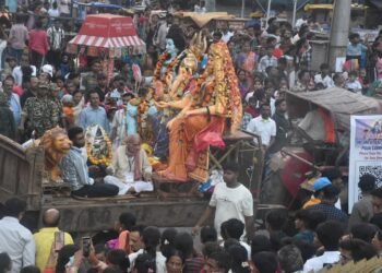 Jamshedpur gathering of devotees : साकची गोलचक्कर पर उमड़ा श्रद्धालुओं का सैलाब, सांसद विद्युत वरण महतो ने मां दुर्गा के दर्शन कर मांगा आशीर्वाद, कहा- विकसित भारत का सपना साकार होने की दिशा में अग्रसर Jamshedpur gathering of devotees : साकची गोलचक्कर पर उमड़ा श्रद्धालुओं का सैलाब, सांसद विद्युत वरण महतो ने मां दुर्गा के दर्शन कर मांगा आशीर्वाद, कहा- विकसित भारत का सपना साकार होने की दिशा में अग्रसर