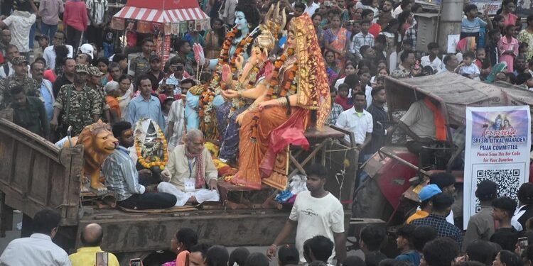 Jamshedpur gathering of devotees : साकची गोलचक्कर पर उमड़ा श्रद्धालुओं का सैलाब, सांसद विद्युत वरण महतो ने मां दुर्गा के दर्शन कर मांगा आशीर्वाद, कहा- विकसित भारत का सपना साकार होने की दिशा में अग्रसर Jamshedpur gathering of devotees : साकची गोलचक्कर पर उमड़ा श्रद्धालुओं का सैलाब, सांसद विद्युत वरण महतो ने मां दुर्गा के दर्शन कर मांगा आशीर्वाद, कहा- विकसित भारत का सपना साकार होने की दिशा में अग्रसर