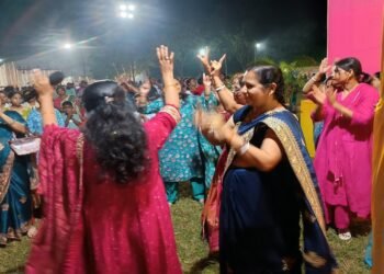 Jamshedpur rural bhajan sandhya : नरवा पहाड़ पूजा पंडाल में प्रस्तुत भजनों पर झूमे श्रद्धालु, पूजा कमिटी की ओर से भजन संध्या का हुआ आयोजन
