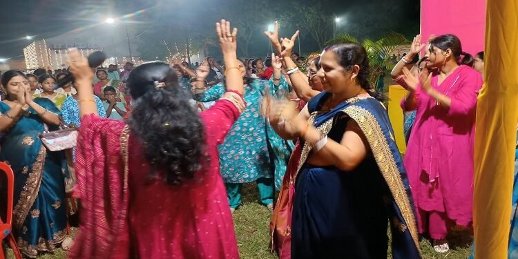 Jamshedpur rural bhajan sandhya : नरवा पहाड़ पूजा पंडाल में प्रस्तुत भजनों पर झूमे श्रद्धालु, पूजा कमिटी की ओर से भजन संध्या का हुआ आयोजन