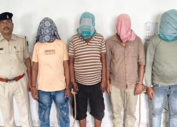 Jamshedpur rural four arrdsted in barsol clash : बरसोल में ऑर्केस्ट्रा में कुर्सी पर बैठने को लेकर दो गुटों में मारपीट के चार आरोपी गिरफ्तार, पुलिस ने चारों को न्यायिक हिरासत में भेजा जेल, बाकी आरोपियों की गिरफ्तारी के लिए छापामारियां जारी Jamshedpur rural four arrdsted in barsol clash : बरसोल में ऑर्केस्ट्रा में कुर्सी पर बैठने को लेकर दो गुटों में मारपीट के चार आरोपी गिरफ्तार, पुलिस ने चारों को न्यायिक हिरासत में भेजा जेल, बाकी आरोपियों की गिरफ्तारी के लिए छापामारियां जारी