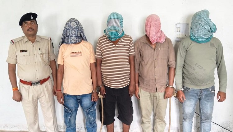 Jamshedpur rural four arrdsted in barsol clash : बरसोल में ऑर्केस्ट्रा में कुर्सी पर बैठने को लेकर दो गुटों में मारपीट के चार आरोपी गिरफ्तार, पुलिस ने चारों को न्यायिक हिरासत में भेजा जेल, बाकी आरोपियों की गिरफ्तारी के लिए छापामारियां जारी