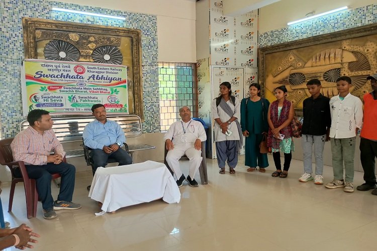 Jamshedpur rural ucil protest : हितकू विस्थापित-प्रभावित संघ ने यूसिल का अयस्क परिवहन किया ठप, यूसिल प्रबंधन ने मानीं संघ की 23 में से21 मांगें, विस्थापित-प्रभावित संघ ने आंदोलन लिया वापस Jamshedpur rural ucil protest : हितकू विस्थापित-प्रभावित संघ ने यूसिल का अयस्क परिवहन किया ठप, यूसिल प्रबंधन ने मानीं संघ की 23 में से21 मांगें, विस्थापित-प्रभावित संघ ने आंदोलन लिया वापस