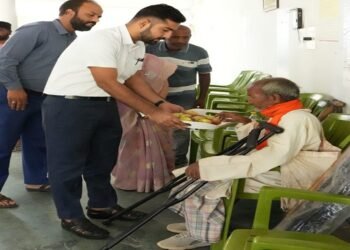 Jharkhand palamu  dc kindness : बुजुर्ग की परेशानी को देख पलामू डीसी ने मदद का बढ़ाया हाथ, बैसाखी भी उपलब्ध कराई