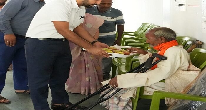 Jharkhand palamu dc kindness : बुजुर्ग की परेशानी को देख पलामू डीसी ने मदद का बढ़ाया हाथ, बैसाखी भी उपलब्ध कराई Jharkhand palamu dc kindness : बुजुर्ग की परेशानी को देख पलामू डीसी ने मदद का बढ़ाया हाथ, बैसाखी भी उपलब्ध कराई