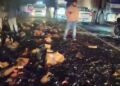 West singhbhum pickup van accident : खूंटपानी के पास शराब लदी पिकअप वैन पलटी, बीयर और शराब की 209 पेटियां सड़क पर बिखरीं, सूचना पाकर पहुंची पुलिस कर रही जांच