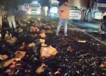 West singhbhum pickup van accident : खूंटपानी के पास शराब लदी पिकअप वैन पलटी, बीयर और शराब की 209 पेटियां सड़क पर बिखरीं, सूचना पाकर पहुंची पुलिस कर रही जांच West singhbhum pickup van accident : खूंटपानी के पास शराब लदी पिकअप वैन पलटी, बीयर और शराब की 209 पेटियां सड़क पर बिखरीं, सूचना पाकर पहुंची पुलिस कर रही जांच