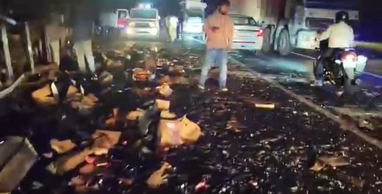 West singhbhum pickup van accident : खूंटपानी के पास शराब लदी पिकअप वैन पलटी, बीयर और शराब की 209 पेटियां सड़क पर बिखरीं, सूचना पाकर पहुंची पुलिस कर रही जांच West singhbhum pickup van accident : खूंटपानी के पास शराब लदी पिकअप वैन पलटी, बीयर और शराब की 209 पेटियां सड़क पर बिखरीं, सूचना पाकर पहुंची पुलिस कर रही जांच
