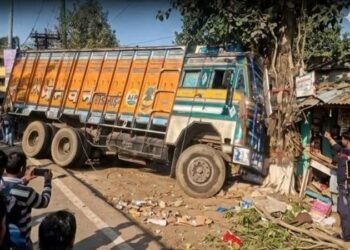 Jamshedpur truck accident : सुंदरनगर चौक पर बेकाबू ट्रक का कहर, फल दुकान में घुसा, दुकान का ढांचा हुआ क्षतिग्रस्त, इधर-उधर बिखरे फल, बाल-बाल बचे दुर्घटना के समय आसपास मौजूद लोग, Jamshedpur truck accident : सुंदरनगर चौक पर बेकाबू ट्रक का कहर, फल दुकान में घुसा, दुकान का ढांचा हुआ क्षतिग्रस्त, इधर-उधर बिखरे फल, बाल-बाल बचे दुर्घटना के समय आसपास मौजूद लोग,