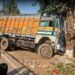 Jamshedpur truck accident : सुंदरनगर चौक पर बेकाबू ट्रक का कहर, फल दुकान में घुसा, दुकान का ढांचा हुआ क्षतिग्रस्त, इधर-उधर बिखरे फल, बाल-बाल बचे दुर्घटना के समय आसपास मौजूद लोग,