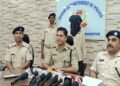 Jamshedpur police arrests kadma murder accused : कदमा हत्याकांड का आरोपी गणेश बिरुआ गिरफ्तार, हत्या में प्रयुक्त खून लगा डाइगर चाकू व मोबाइल बरामद, देखें video Jamshedpur police arrests kadma murder accused : कदमा हत्याकांड का आरोपी गणेश बिरुआ गिरफ्तार, हत्या में प्रयुक्त खून लगा डाइगर चाकू व मोबाइल बरामद, देखें video