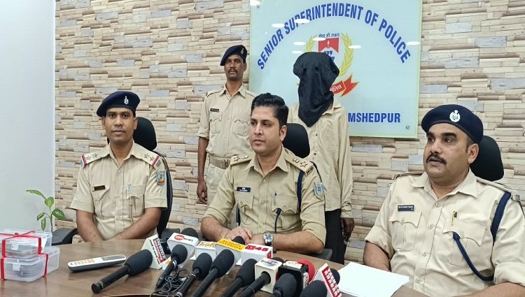 Jamshedpur police arrests kadma murder accused : कदमा हत्याकांड का आरोपी गणेश बिरुआ गिरफ्तार, हत्या में प्रयुक्त खून लगा डाइगर चाकू व मोबाइल बरामद, देखें video Jamshedpur police arrests kadma murder accused : कदमा हत्याकांड का आरोपी गणेश बिरुआ गिरफ्तार, हत्या में प्रयुक्त खून लगा डाइगर चाकू व मोबाइल बरामद, देखें video