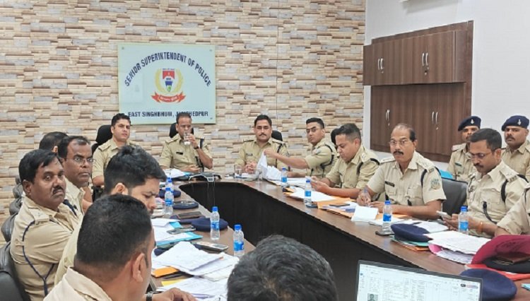Jamshedpur ssp review meting : जमशेदपुर एसएसपी ने जिले में अपराध नियंत्रण को लेकर की समीक्षा बैठक, अपराध नियंत्रण के उपायों व उन पर की जा रही कार्रवाई की हुई समीक्षा Jamshedpur ssp review meting : जमशेदपुर एसएसपी ने जिले में अपराध नियंत्रण को लेकर की समीक्षा बैठक, अपराध नियंत्रण के उपायों व उन पर की जा रही कार्रवाई की हुई समीक्षा