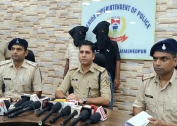 Jamshedpur two arrested in mango murder case : मानगो के राहुल बच्चा हत्याकांड का बदला लेने की फिराक में था गिरोह, पुलिस ने देसी कट्टा व जिंदा गोली के साथ दो को पकड़ा Jamshedpur two arrested in mango murder case : मानगो के राहुल बच्चा हत्याकांड का बदला लेने की फिराक में था गिरोह, पुलिस ने देसी कट्टा व जिंदा गोली के साथ दो को पकड़ा