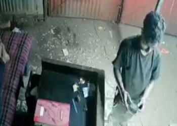 Jamshedpur theft : भुइयांडीह लकड़ी टाल के पास घर से नकदी व मोबाइल की चोरी, चोर की सारी हरकतें सीसीटीवी कैमरे में कैद, देखें video Jamshedpur theft : भुइयांडीह लकड़ी टाल के पास घर से नकदी व मोबाइल की चोरी, चोर की सारी हरकतें सीसीटीवी कैमरे में कैद, देखें video