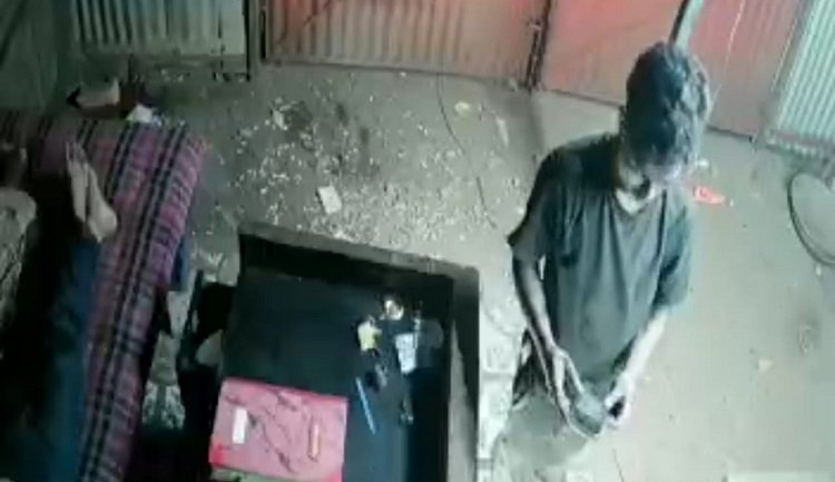 Jamshedpur theft : भुइयांडीह लकड़ी टाल के पास घर से नकदी व मोबाइल की चोरी, चोर की सारी हरकतें सीसीटीवी कैमरे में कैद, देखें video Jamshedpur theft : भुइयांडीह लकड़ी टाल के पास घर से नकदी व मोबाइल की चोरी, चोर की सारी हरकतें सीसीटीवी कैमरे में कैद, देखें video