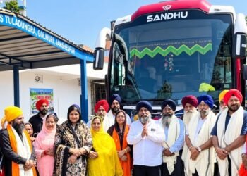 Jamshedpur pilgrims departed for chandrakona gurudwara : टुइला डुंगरी गुरुद्वारा साहिब से 60 श्रद्धालुओं का जत्था चंद्रकोना के लिए रवाना, अतिथियों को किया गया सम्मानित Jamshedpur pilgrims departed for chandrakona gurudwara : टुइला डुंगरी गुरुद्वारा साहिब से 60 श्रद्धालुओं का जत्था चंद्रकोना के लिए रवाना, अतिथियों को किया गया सम्मानित