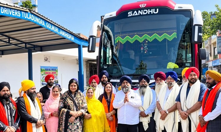 Jamshedpur pilgrims departed for chandrakona gurudwara : टुइला डुंगरी गुरुद्वारा साहिब से 60 श्रद्धालुओं का जत्था चंद्रकोना के लिए रवाना, अतिथियों को किया गया सम्मानित Jamshedpur pilgrims departed for chandrakona gurudwara : टुइला डुंगरी गुरुद्वारा साहिब से 60 श्रद्धालुओं का जत्था चंद्रकोना के लिए रवाना, अतिथियों को किया गया सम्मानित