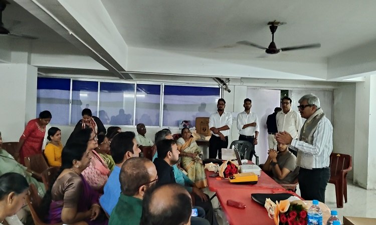 Jamshedpur astha space town welfare committee : आस्था स्पेस टाउन वेलफेयर कमेटी ने राजेश अग्रवाल, आलोक सावा व सुनहरे पल संस्था का जताया आभार, इनकी पहल से कमेटी को मिली जीवन रक्षक एईडी मशीन Jamshedpur astha space town welfare committee : आस्था स्पेस टाउन वेलफेयर कमेटी ने राजेश अग्रवाल, आलोक सावा व सुनहरे पल संस्था का जताया आभार, इनकी पहल से कमेटी को मिली जीवन रक्षक एईडी मशीन