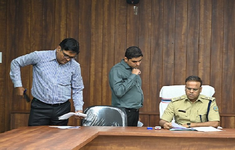 Jamshedpur ssp review meeting : जमशेदपुर एसएसपी ने लंबित आपराधिक मामलों के त्वरित निष्पादन के लिए की समीक्षा बैठक, पूरे जिले के लंबित मामलों के अनुसंधान कर्ताओं को दिये आवश्यक दिशा निर्देश Jamshedpur ssp review meeting : जमशेदपुर एसएसपी ने लंबित आपराधिक मामलों के त्वरित निष्पादन के लिए की समीक्षा बैठक, पूरे जिले के लंबित मामलों के अनुसंधान कर्ताओं को दिये आवश्यक दिशा निर्देश