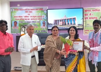 Jamshedpur poetess felicitated : जमशेदपुर की डॉ निवेदिता श्रीवास्तव गार्गी को जनार्दन गोस्वामी स्मृति सम्मान, धनबाद बीबीएमकेयू में आयोजित समारोह में सम्मानित किया गया Jamshedpur poetess felicitated : जमशेदपुर की डॉ निवेदिता श्रीवास्तव गार्गी को जनार्दन गोस्वामी स्मृति सम्मान, धनबाद बीबीएमकेयू में आयोजित समारोह में सम्मानित किया गया