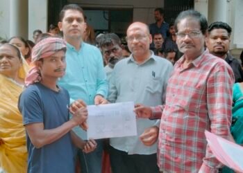 Saraikela pm aawas approval : सरायकेला में 49 लाभुकों में पीएम आवास की स्वीकृति व नक्शा वितरित, पहले 100 दिनों में 100 लाभुकों को जोड़ने का लक्ष्य, शिविरों एवं वार्ड पार्षदों के प्रयास से 115 लाभुकों को योजना से जोड़ने की पहल Saraikela pm aawas approval : सरायकेला में 49 लाभुकों में पीएम आवास की स्वीकृति व नक्शा वितरित, पहले 100 दिनों में 100 लाभुकों को जोड़ने का लक्ष्य, शिविरों एवं वार्ड पार्षदों के प्रयास से 115 लाभुकों को योजना से जोड़ने की पहल