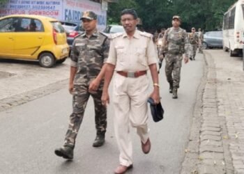 Jamshedpur police route march : अपराध नियंत्रण को लेकर साकची में पुलिस ने किया रूट मार्च, असामाजिक तत्वों को पुलिस ने दिया सख्त संदेश Jamshedpur police route march : अपराध नियंत्रण को लेकर साकची में पुलिस ने किया रूट मार्च, असामाजिक तत्वों को पुलिस ने दिया सख्त संदेश