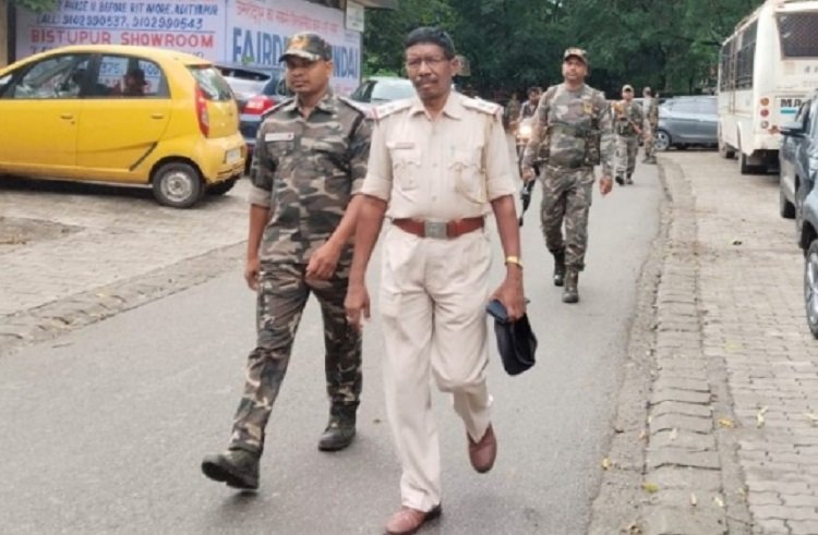 Jamshedpur police route march : अपराध नियंत्रण को लेकर साकची में पुलिस ने किया रूट मार्च, असामाजिक तत्वों को पुलिस ने दिया सख्त संदेश Jamshedpur police route march : अपराध नियंत्रण को लेकर साकची में पुलिस ने किया रूट मार्च, असामाजिक तत्वों को पुलिस ने दिया सख्त संदेश