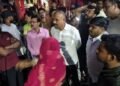 Jamshedpur helping hand for fire victim : अगलगी में बेघर हुई शकुंतला देवी की समाजसेवी शिवशंकर सिंह ने की मदद, कठिन समय में परिवार को हर संभव मदद का दिलाया भरोसा, गोलमुरी केबल बस्ती निवासी शकुंतला देवी का घर अगलगी में हो गया था स्वाहा Jamshedpur helping hand for fire victim : अगलगी में बेघर हुई शकुंतला देवी की समाजसेवी शिवशंकर सिंह ने की मदद, कठिन समय में परिवार को हर संभव मदद का दिलाया भरोसा, गोलमुरी केबल बस्ती निवासी शकुंतला देवी का घर अगलगी में हो गया था स्वाहा
