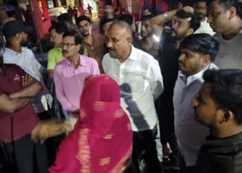 Jamshedpur helping hand for fire victim : अगलगी में बेघर हुई शकुंतला देवी की समाजसेवी शिवशंकर सिंह ने की मदद, कठिन समय में परिवार को हर संभव मदद का दिलाया भरोसा, गोलमुरी केबल बस्ती निवासी शकुंतला देवी का घर अगलगी में हो गया था स्वाहा Jamshedpur helping hand for fire victim : अगलगी में बेघर हुई शकुंतला देवी की समाजसेवी शिवशंकर सिंह ने की मदद, कठिन समय में परिवार को हर संभव मदद का दिलाया भरोसा, गोलमुरी केबल बस्ती निवासी शकुंतला देवी का घर अगलगी में हो गया था स्वाहा