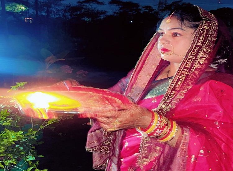 Jamshedpur karwa chouth : बादलों के बीच से चांद के दीदार का इंतजार, पति की लंबी उम्र के लिए सुहागिनों ने रखा करवा चौथ का व्रत, सोलह शृंगार कर महिलाओं ने पूजा-अर्चना कर मांगा पति की लंबी उम्र का आशीर्वाद Jamshedpur karwa chouth : बादलों के बीच से चांद के दीदार का इंतजार, पति की लंबी उम्र के लिए सुहागिनों ने रखा करवा चौथ का व्रत, सोलह शृंगार कर महिलाओं ने पूजा-अर्चना कर मांगा पति की लंबी उम्र का आशीर्वाद