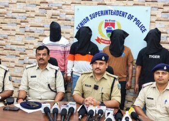 Jamshedpur cyber fraud gang busted : जमशेदपुर के बिरसानगर में साइबर ठगी के बड़े नेटवर्क का भंडाफोड़, जमशेदपुर व रामगढ़ पुलिस की टीम ने 5 आरोपियों को पकड़ा, 25 मोबाइल, 5 लैपटॉप, 102 एटीएम कार्ड व 67 सिम कार्ड बरामद Jamshedpur cyber fraud gang busted : जमशेदपुर के बिरसानगर में साइबर ठगी के बड़े नेटवर्क का भंडाफोड़, जमशेदपुर व रामगढ़ पुलिस की टीम ने 5 आरोपियों को पकड़ा, 25 मोबाइल, 5 लैपटॉप, 102 एटीएम कार्ड व 67 सिम कार्ड बरामद
