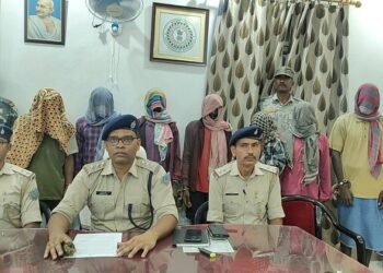 West singhbhum 7 arrested in manjhari double murder case : मंझारी के बड़ा तोरला निवासी मां-बेटी की हत्या के 7 आरोपी गिरफ्तार, जमीन विवाद में गांव के ही 13 लोगों ने दोनों को मार कर जलाया, पहाड़ की गुफा में दफन अवशेष पुलिस ने किये बरामद West singhbhum 7 arrested in manjhari double murder case : मंझारी के बड़ा तोरला निवासी मां-बेटी की हत्या के 7 आरोपी गिरफ्तार, जमीन विवाद में गांव के ही 13 लोगों ने दोनों को मार कर जलाया, पहाड़ की गुफा में दफन अवशेष पुलिस ने किये बरामद