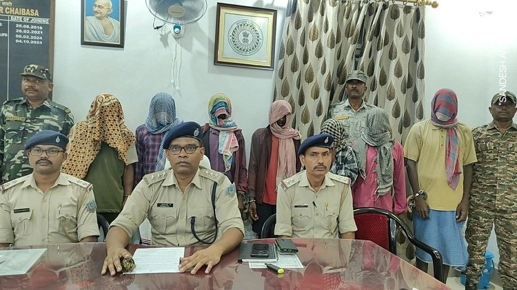 West singhbhum 7 arrested in manjhari double murder case : मंझारी के बड़ा तोरला निवासी मां-बेटी की हत्या के 7 आरोपी गिरफ्तार, जमीन विवाद में गांव के ही 13 लोगों ने दोनों को मार कर जलाया, पहाड़ की गुफा में दफन अवशेष पुलिस ने किये बरामद West singhbhum 7 arrested in manjhari double murder case : मंझारी के बड़ा तोरला निवासी मां-बेटी की हत्या के 7 आरोपी गिरफ्तार, जमीन विवाद में गांव के ही 13 लोगों ने दोनों को मार कर जलाया, पहाड़ की गुफा में दफन अवशेष पुलिस ने किये बरामद