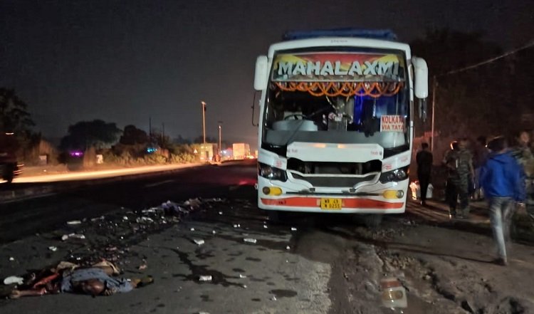 Jamshedpur rural road accident : नारगा चौक के पास रांची से कोलकाता जा रही बस को हाइवा ने मारी टक्कर, दुर्घटना में दो लोगों की मौत, पुलिस ने बस की जब्त, हादसे का कारण बने हाइवा का चालक गाड़ी लेकर फरार Jamshedpur rural road accident : नारगा चौक के पास रांची से कोलकाता जा रही बस को हाइवा ने मारी टक्कर, दुर्घटना में दो लोगों की मौत, पुलिस ने बस की जब्त, हादसे का कारण बने हाइवा का चालक गाड़ी लेकर फरार