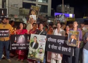 Jamshedpur protest for justice :  हजारीबाग में संदिग्ध हालात में 28 वर्षीया अधिवक्ता की मौत को लेकर जमशेदपुर में प्रदर्शन, पति और ससुराल पक्ष पर दहेज प्रताड़ना व हत्या का आरोप, प्रदर्शनकारियों ने मृत अधिवक्ता को न्याय दिलाने की रखी मांग, देखें video