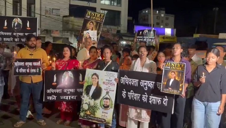 Jamshedpur protest for justice : हजारीबाग में संदिग्ध हालात में 28 वर्षीया अधिवक्ता की मौत को लेकर जमशेदपुर में प्रदर्शन, पति और ससुराल पक्ष पर दहेज प्रताड़ना व हत्या का आरोप, प्रदर्शनकारियों ने मृत अधिवक्ता को न्याय दिलाने की रखी मांग, देखें video Jamshedpur protest for justice : हजारीबाग में संदिग्ध हालात में 28 वर्षीया अधिवक्ता की मौत को लेकर जमशेदपुर में प्रदर्शन, पति और ससुराल पक्ष पर दहेज प्रताड़ना व हत्या का आरोप, प्रदर्शनकारियों ने मृत अधिवक्ता को न्याय दिलाने की रखी मांग, देखें video