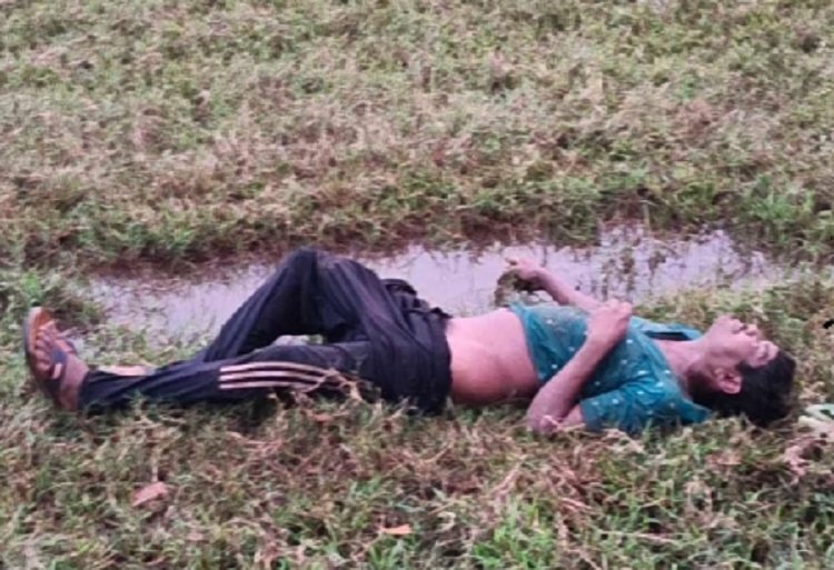 Jamshedpur rural truck driver found dead : चाकुलिया के जामडोल में चालक की संदिग्ध हालात में मौत, पुलिस शव को कब्जे में लेकर उसकी पहचान कराने में जुटी Jamshedpur rural truck driver found dead : चाकुलिया के जामडोल में चालक की संदिग्ध हालात में मौत, पुलिस शव को कब्जे में लेकर उसकी पहचान कराने में जुटी