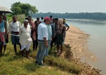 jamshedpur rural- लघु सिंचाई विभाग की टीम ने बहरागोड़ा के स्वर्णरेखा नदी के किनारे मिट्टी कटाव का किया निरीक्षण, उचित कार्रवाई का भरोसा दिलाया