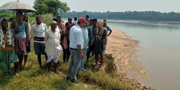 jamshedpur rural- लघु सिंचाई विभाग की टीम ने बहरागोड़ा के स्वर्णरेखा नदी के किनारे मिट्टी कटाव का किया निरीक्षण, उचित कार्रवाई का भरोसा दिलाया jamshedpur rural- लघु सिंचाई विभाग की टीम ने बहरागोड़ा के स्वर्णरेखा नदी के किनारे मिट्टी कटाव का किया निरीक्षण, उचित कार्रवाई का भरोसा दिलाया