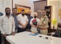 jamshedpur congress : दुर्गा पूजा शांतिपूर्ण संपन्न कराने पर कांग्रेस ने जमशेदपुर के एसएसपी डॉ. एहतेशाम वकारिब को किया सम्मानित, पुलिस टीम की सतर्कता और मुस्तैदी को सराहा jamshedpur congress : दुर्गा पूजा शांतिपूर्ण संपन्न कराने पर कांग्रेस ने जमशेदपुर के एसएसपी डॉ. एहतेशाम वकारिब को किया सम्मानित, पुलिस टीम की सतर्कता और मुस्तैदी को सराहा