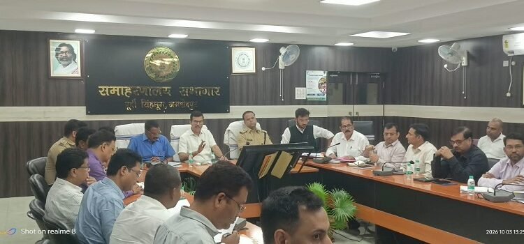 Jamshedpur administration meeting : दुर्गा पूजा के मद्देनजर विधि-व्यवस्था संधारण को लेकर उपायुक्त ने की समीक्षा बैठक, श्रद्धालुओं की सुविधा एवं सुरक्षित आयोजन को लेकर दिए गए आवश्यक दिशा-निर्देश